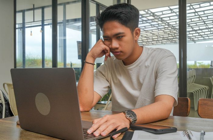 AI Bisa Memberi Jawaban dalam Detik, Tapi Kenapa Kita Justru Perlu Lebih Lama Memeriksanya?