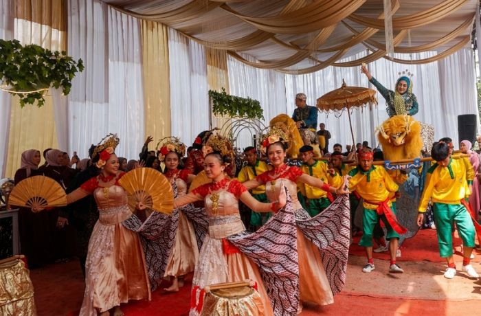 Budaya yang Masih Dipikul Anak Muda