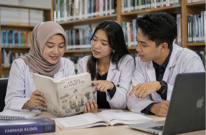 POJOK BEDAH #003: Dunia Kosmetik [bagian 1] "Skincare Itu Bahasa, Bukan Mantra"