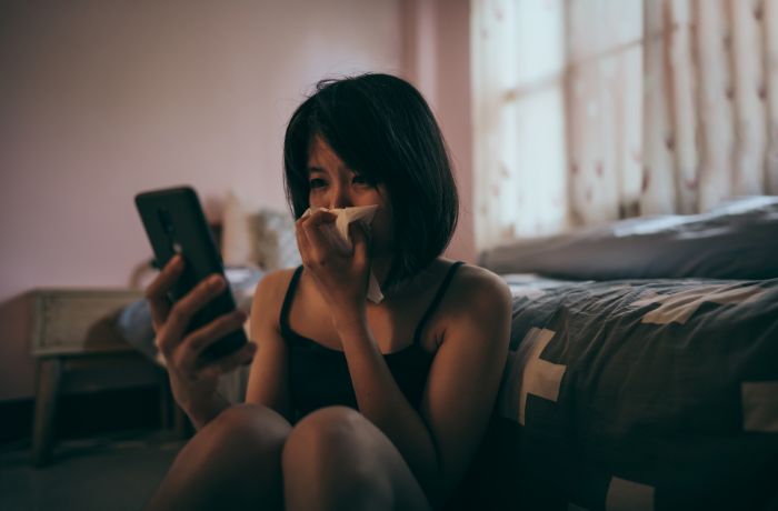 Kenapa Kita Bisa Cemas Menunggu Balasan Pesan yang Sebenarnya Biasa Saja?