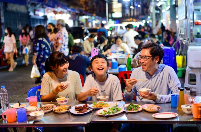 Kenapa Makanan yang Dibuat Orang Rumah Sudah Enak, Tapi Kita Masih Makan di Luar? Apa yang Dicari?
