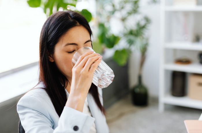 Kenapa Orang Tua Dulu Menyarankan Minum Air Hangat Saat Tidak Enak Badan?