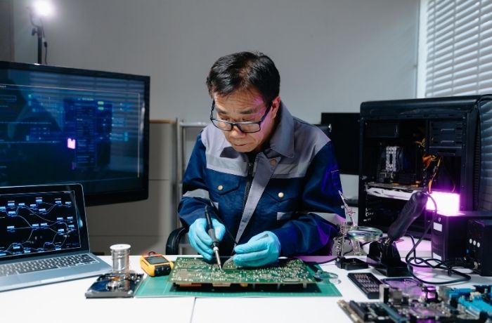 Kenapa Perangkat Elektronik Sekarang Semakin Sulit Diperbaiki Sendiri?