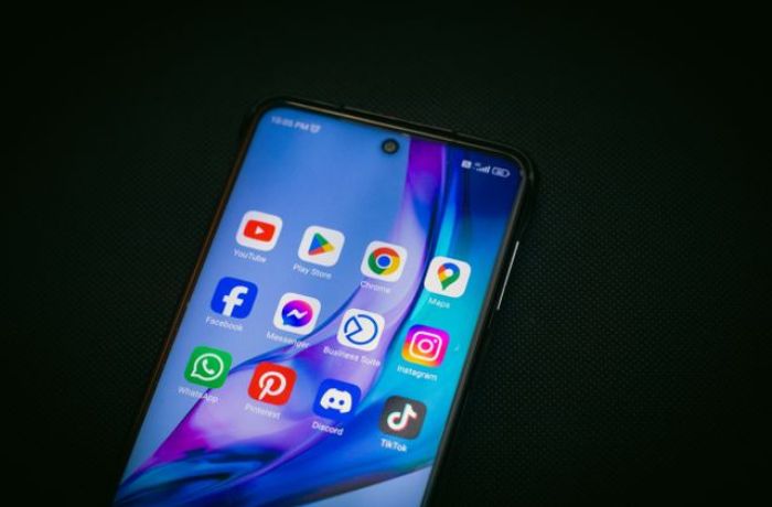 Mungkin Bukan Kita yang Memilih Konten, Tapi Konten yang Memilih Kita